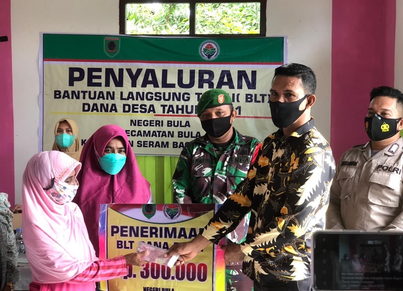 200 Warga Negeri Desa Bula Terima Bantuan Langsung Tunai Langsung Diserahkan Pejabat Desa