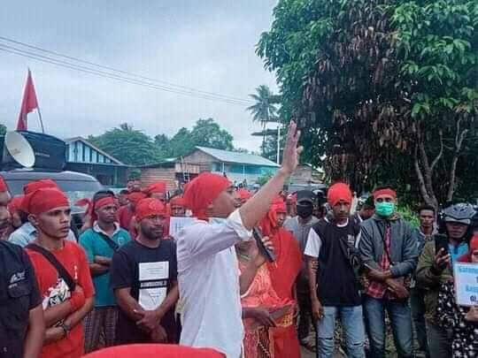Azis Yenlua Ketua Fraksi PDIP DPRD SBT Berorasi Di Depan kantor DPRD