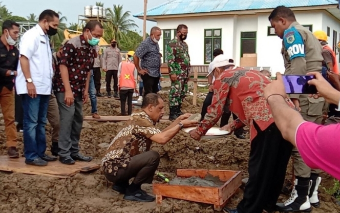 Bupati SBT Pelatakan Batu Pertama Puskesmas Desa Banggoi