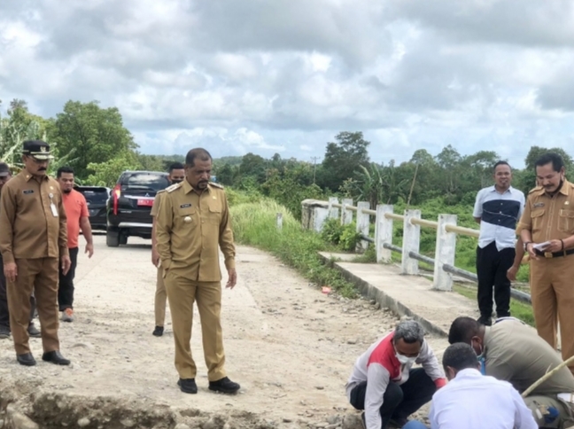 Bupati SBT Turun Langsung Kunjungi Jembatan Salas yang Rusak
