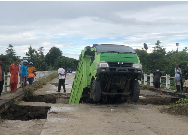 Jembatan Beton Desa Salas Ambruk Saat Dilewati Mobil Truk Kayu