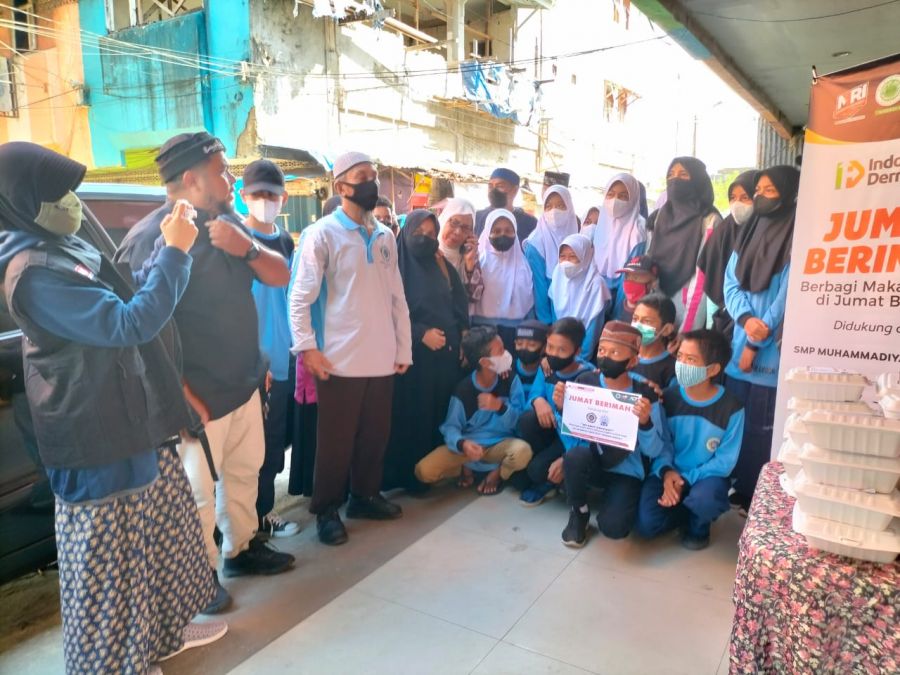 Masyarakat Relawan Indonesia,(MRI) Dan SMP Muhammadiyah Ambon Membagikan Paket Sembako Gratis