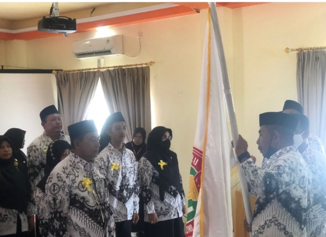 Plt Dikbudpora Sidik Rumaloak Lantik Pengurus PGRI Bula di Aula Hotel Surya
