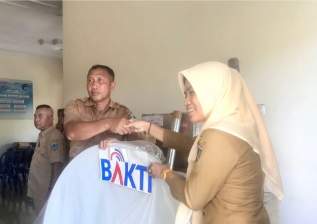 Plt Kadis Kominfo Kabupaten SBT Serahkan Bantuan Peralatan Internet Di Setiap Sekolah