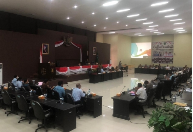 Rapat Paripurna DPRD Kab. Seram Bagian Timur Agenda Pembahasan PT Maluku Energi Abadi (MEA) PI 10%