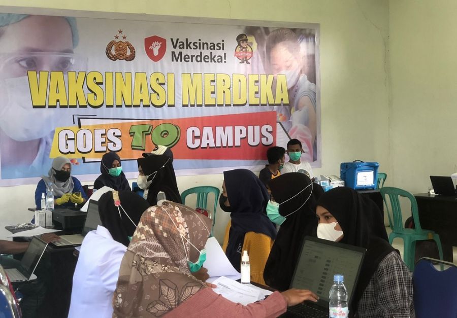 Polres Seram Bagian Timur (SBT) Gelar Vaksin Masal di Kampus Kota Bula