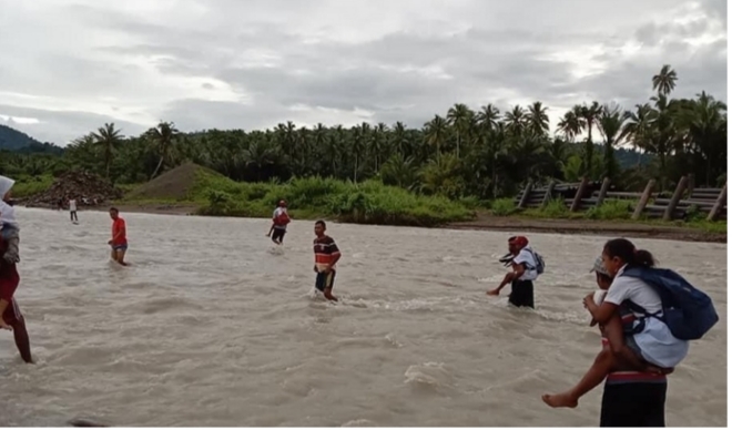 Siswa Siswi Digendong di Tengah Sungai Waitunsa Melanda Menuju Sekolah
