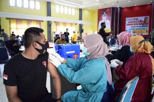 Vaksin Masal Dimotori Polri dan TNI di Gedung Serbaguna Diskes SBT Disambut Antusias Masyarakat