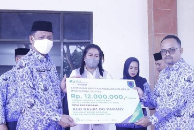 Wabub SBT Idris Rumalutur Serahkan Jaminan Sosial untuk Santuni 3 Ahli Waris